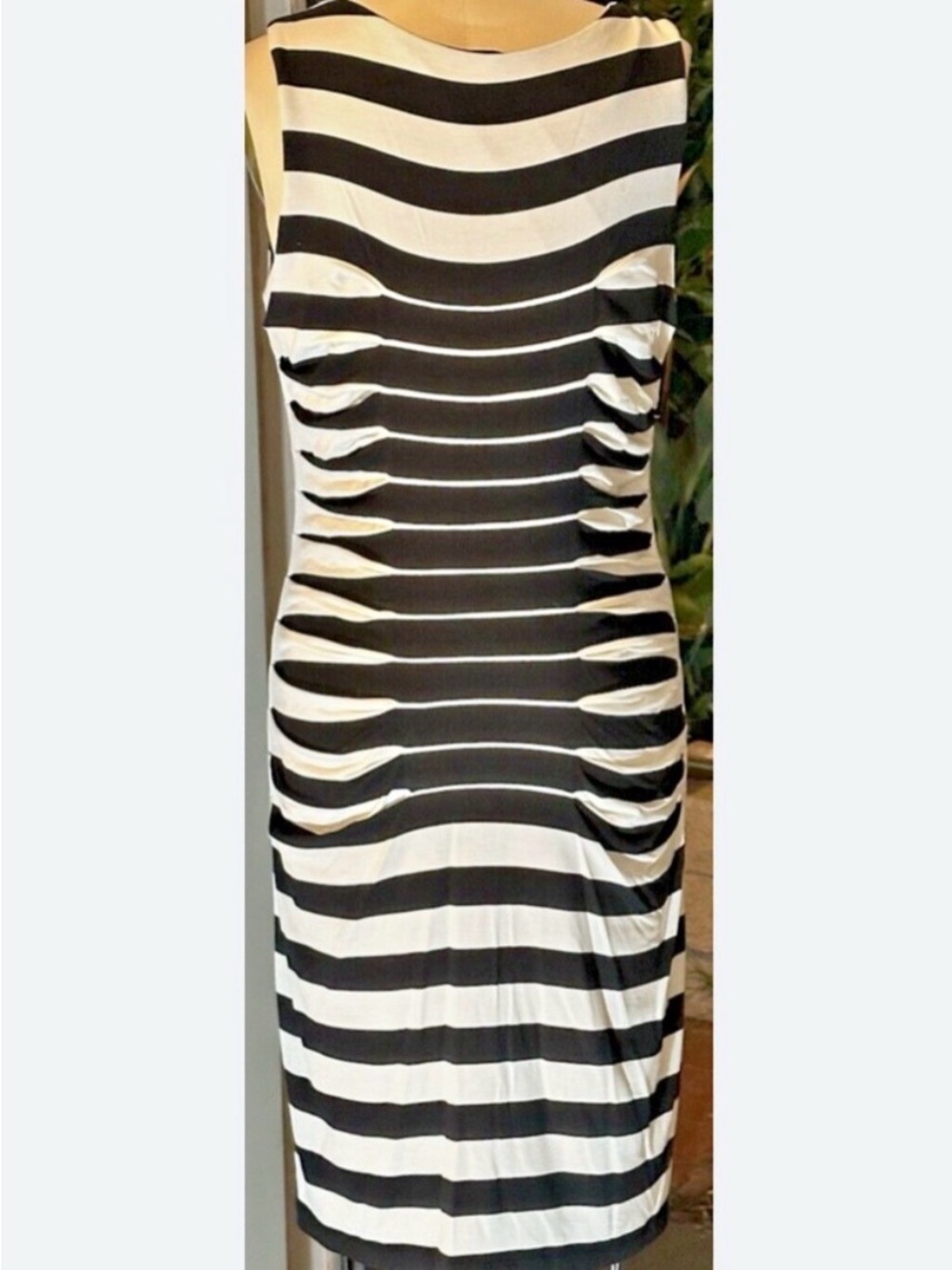 Betsey Johnson Black and White
Sheath Midi Dress 🖤🤍- never worn